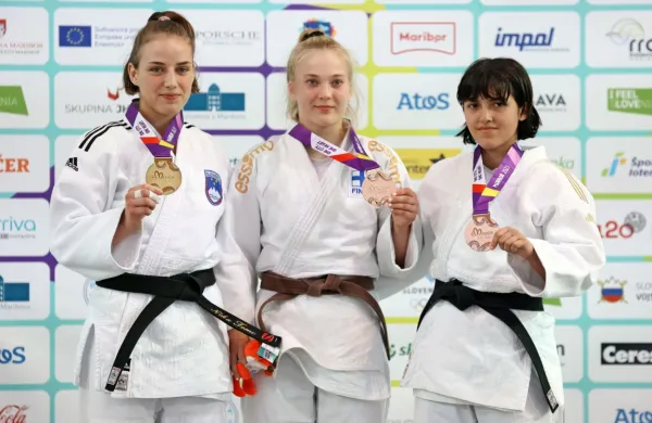Najboljše judoistke s prvakinjo Niko Tomc v sredini. 