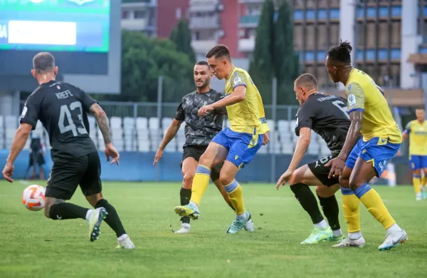 Po zmagi proti Olimpiji kanarčke (v rumeno-modri opremi)  čakajo Radomlje.