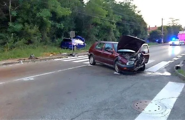 Čeprav desni del starejšega golfa, kjer je sedel 82-letnik, ni bil 
skoraj niti poškodovan, je nesrečni domačin očitno dobil močan 
udarec v prsni koš in nekaj ur po nesreči umrl.
