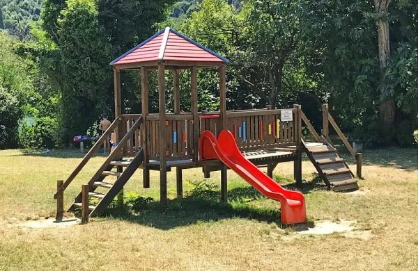 Na igrišču v Fiesi bodo postavili nova igrala.