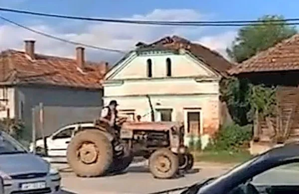 Možakar   spodbuja traktor, kot bi spodbujal vprežno žival.