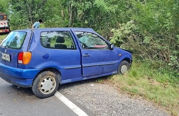 Med vožnjo proti Skopem zapeljala s ceste
