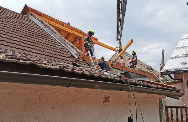 Občine skupaj z gasilskimi društvi ves čas pomagajo prebivalcem 
pri odpravi posledic škode, vendar so njihove proračunske rezerve 
za tolikšno škodo premajhne, oziroma že porabljene, opozarjajo v 
Združenju občin Slovenije. 