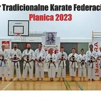 Skupina udeležencev poletnega tabora tradicionalne karate federacije