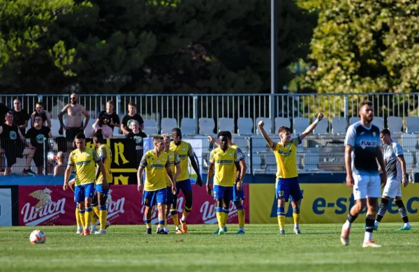 Koprčani  (v rumeno-modrih dresih, desno s številko 27  strelec Andraž Ruedl) so  z uvodom v sezono za zdaj lahko zelo zadovoljni.