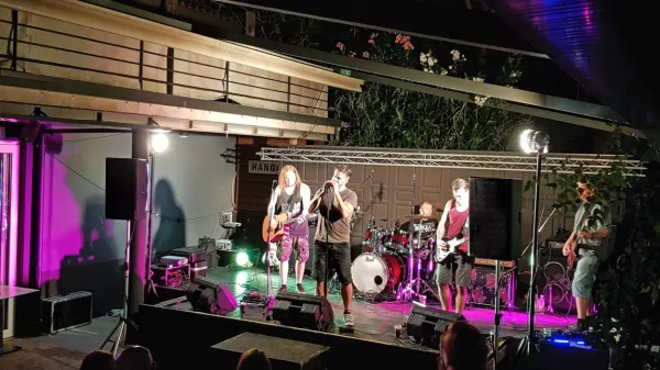 Hangar bar minulo soboto, ko so nastopili TEN Project (Tribute to 
Pearl Jam) ...   