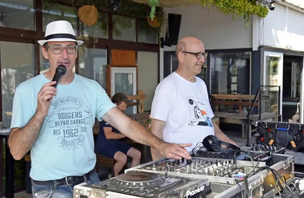 Pobudnik srečanja DJ Lovro (levo) in DJ Hemingwey, ki je začel 
glasbeni maraton za Mašo. 