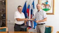 Pivški župan Robert Smrdelj (desno) in direktor podjetja Stanovanjska Nedeljko Dolgan sta podpisala 194.000 evrov vredno 
pogodbo o ureditvi balinišča v Dolnji Košani.