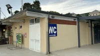 Za enkratno uporabo WC-jev na Centralni portoroški plaži je treba 
odšteti en evro. 