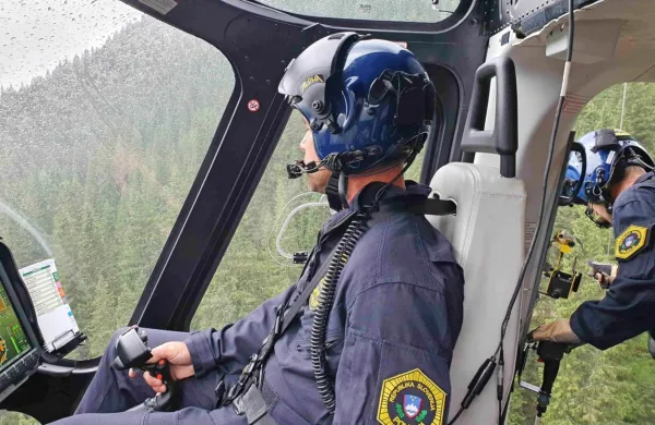 Letalska policijska enota je z dežurno ekipo za helikoptersko 
reševanje v gorah in gorskimi reševalci na tleh danes opoldne, v 
slabih vremenskih razmerah, na območju Krnskih jezer reševala 
otroka v bolečinah.