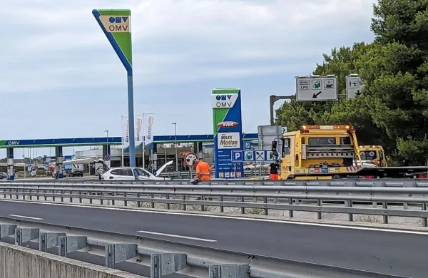 Na hitri cesti Koper-Izola je dopoldne voznica trčila v odbojno 
ograjo.