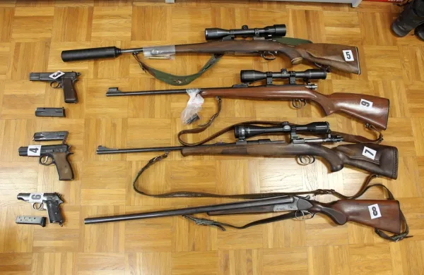 Policija bo predlagala, da lovcu odvzamejo tudi legalno  orožje  (na 
fotografiji). Dušilci so na lovskih puškah dovoljeni od julija 2021. 