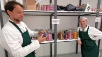 Filip Tomažič in  Eszter Szentirmai  s posebno tehnologijo sušita 
cvetove za prehrano.