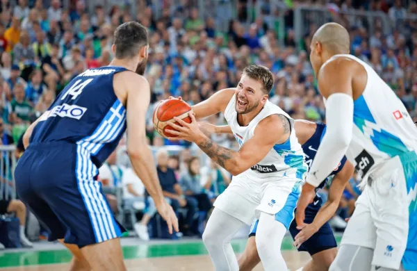  Slovenska košarkarska reprezentanca (z žogo Luka Dončić) je 
izgubila tudi drugo prijateljsko tekmo z Grčijo v sklopu priprav na 
svetovno prvenstvo