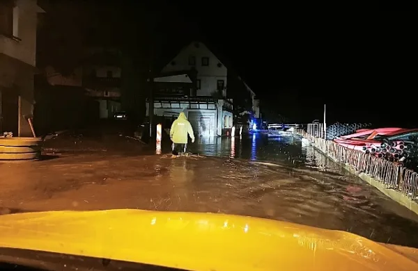 Iz četrtka na petek ponoči  je na delu cest, največ med Marofom in Spodnjo Idrijo, 
voda segala več kot pol metra visoko. Na fotografiji stanovanjske hiše v Spodnji 
Idriji. 