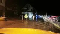 Iz četrtka na petek ponoči  je na delu cest, največ med Marofom in Spodnjo Idrijo, 
voda segala več kot pol metra visoko. Na fotografiji stanovanjske hiše v Spodnji 
Idriji. 