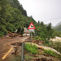 Reka Bača je prestopila bregove in ogrozila najmanj sedem hiš.  
