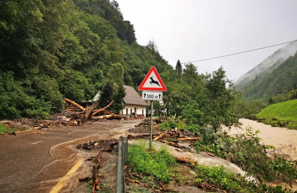  Tudi na Tolminskem so velik izziv plazovi, zaradi katerih so 
številne ceste popolnoma zaprte.