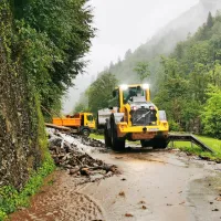 Tudi na Tolminskem so velik izziv plazovi, zaradi katerih so 
številne ceste popolnoma zaprte.