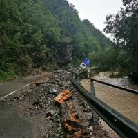 Tudi na Tolminskem so velik izziv plazovi, zaradi katerih so 
številne ceste popolnoma zaprte.