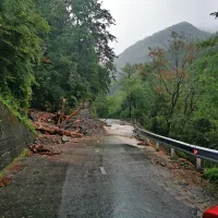 Tudi na Tolminskem so velik izziv plazovi, zaradi katerih so 
številne ceste popolnoma zaprte.