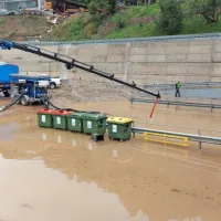 Regijska ekipa Civilne zaščite črpa vodo iz objekta v Spodnji 
Kanomlji.