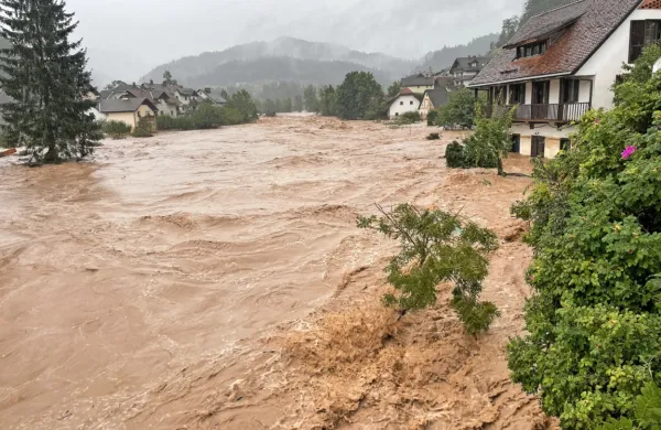V Škofji Loki je zaradi obilnih padavin  bregove prestopila tudi 
Sora.