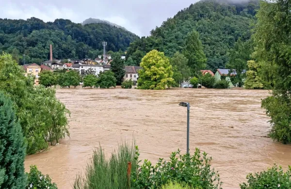  Količina padavin se počasi zmanjšuje, zato je  Arso stopnjo 
opozorila znižal na rumeno. Na fotografiji: Laško