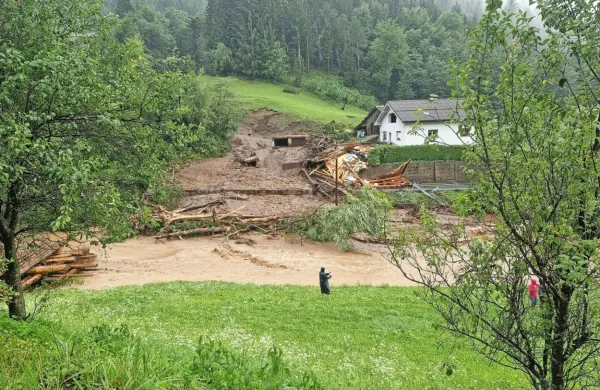 Črna na Koroškem si še ni opomogla od julijskega neurja, ko jo je 
s četrtka na petek in v petek hudo prizadela ujma.