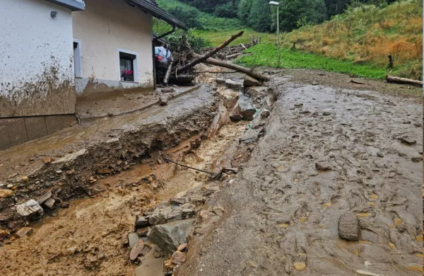 Velik del občine Dravograd je bil poplavljen, razmere pa se danes 
še ne umirjajo, saj še naprej dežuje.