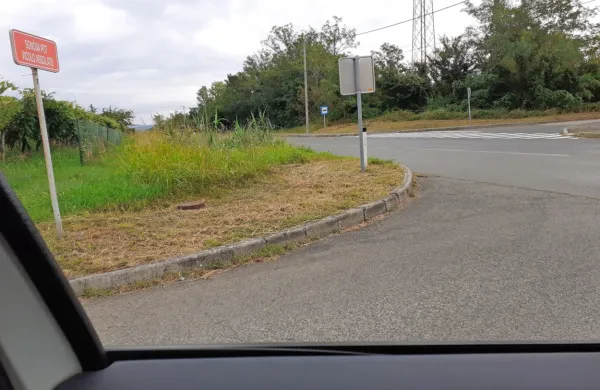 Takšen pogled na glavno cesto ima voznik v križišču v Pradah, kjer se je  zgodila tragična nesreča.