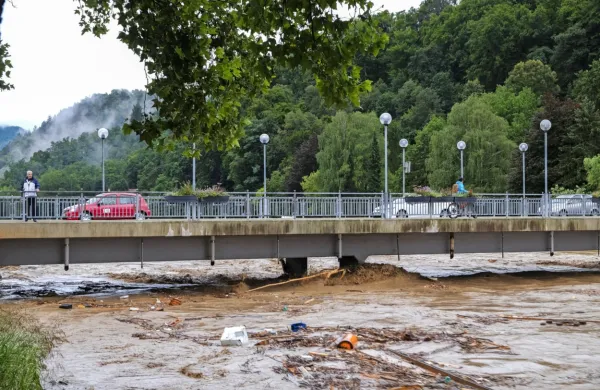  Razmere v Celju, kjer je v petek z večjimi poplavami grozila narasla 
Savinja, se umirjajo.