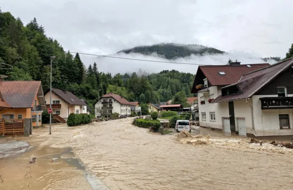 Deli Črne na Koroškem so  drug od drugega še vedno odrezani. 
Zjutraj je skozi središče kraja še vedno tekla reka Meža. 