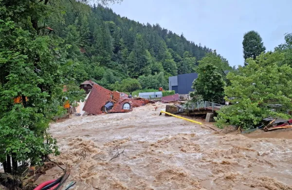 V Prevaljah je deroča Meža odnesla stanovanjsko hišo. 