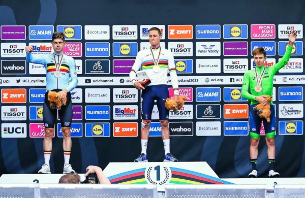  Tadej Pogačar je osvojil bron  za drugo slovensko kolajno na SP na 
cestnih dirkah. Svetovni prvak je postal Nizozemec Mathieu van 
der Poel, podprvak pa  Belgijec Wout Van Aert.