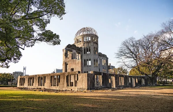 Spomin in opomin na eksplozijo atomske bombe v Hiroshimi. 
Prvotno je bila to  dvorana za pospeševanje industrije prefekture 
Hirošima,  zdaj jo pogosto imenujejo kupola Genbaku, kupola 
atomske bombe. 