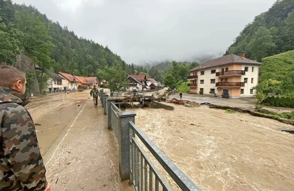 Slovenska vojska se je  včeraj prebila do Črne na Koroškem, ki je 
bila od petka prometno odrezana od preostale Slovenije.