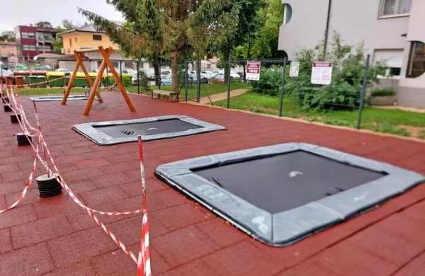 Trije trampolini so le manj kot dva meseca od otvoritve obnovljenega igrišča uničeni.