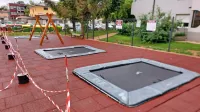 Trije trampolini so le manj kot dva meseca od otvoritve obnovljenega igrišča uničeni.
