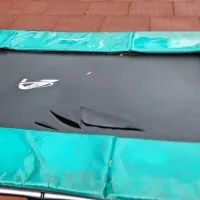 Neznanci so razrezali trampoline.