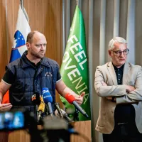 “Najprej moramo omogočiti, da ljudje lahko živijo in hodijo v službo,” je poudaril 
gospodarski minister Matjaž Han (na fotografiji z Boštjanom Gorjupom). 