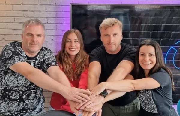 Voditelji Denis Avdić, Jana Morelj in Miha Deželak so zaradi 
katastrofalnih poplav v Sloveniji začutili, da je prav, da se vrnejo 
nazaj pred mikrofon.