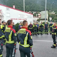 Dogovor pred štartom izpred Gasilskega doma Vipava