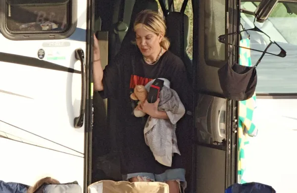 Tori Spelling s svojimi petimi otroki preživlja dneve v avtodomu v 
okrožju Ventura. 