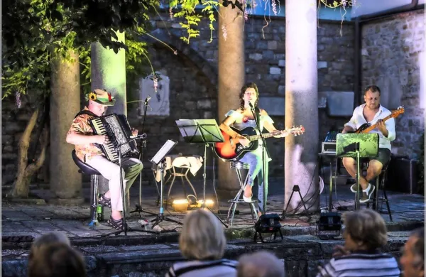   V Lapidariju bo jutri nastopil  pevsko-glasbeni  trio   v sestavi  
Marjetka Popovski, Savo Kralj in Miran Pečenik. 