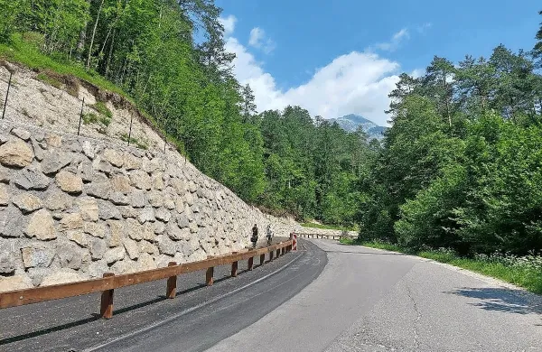 Kolesarska steza do Čezsoče, ki so jo začeli graditi avgusta lani, je 
končana. 
