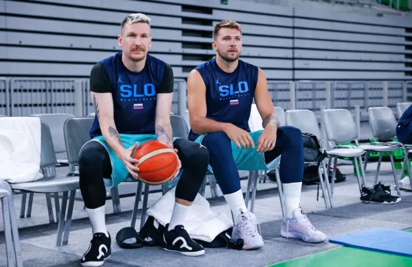 Gregor Hrovat (levo) in Luka Dončić med treningom v Stožicah.