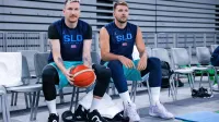 Gregor Hrovat (levo) in Luka Dončić med treningom v Stožicah.