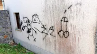 V Divači so vandali že spomladi z grafiti počečkali mrliško 
vežico. 