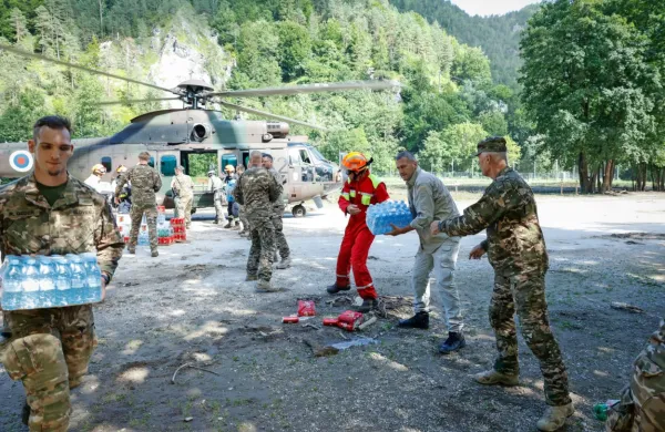  Številni prostovoljno ali po službeni dolžnosti že od prvega dne 
nesebično pomagajo prizadetim v katastrofalnih poplavah.
